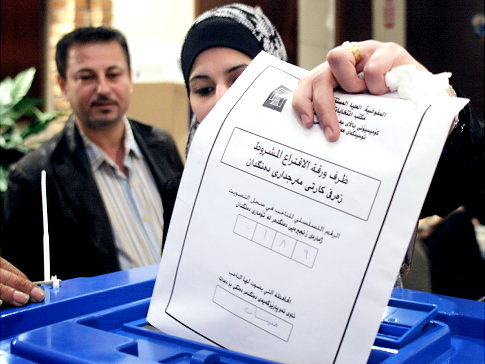 An Iraqi expatriate in Dearborn, MI casts a ballot during voting for the Iraqi parliamentary election, March 6. Photo: Bill Pugliano/Getty Images