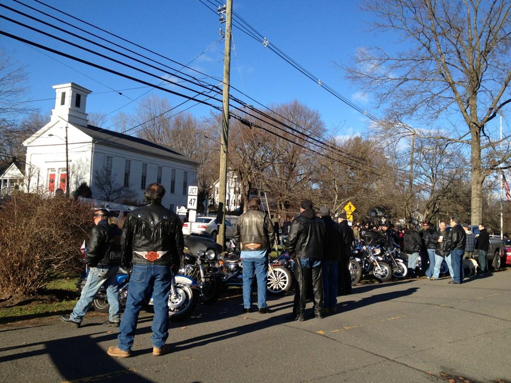 @NewtownPatch View of the Green near United Methodist Church #NewtownProtest pic.twitter.com/OT7RigyB 