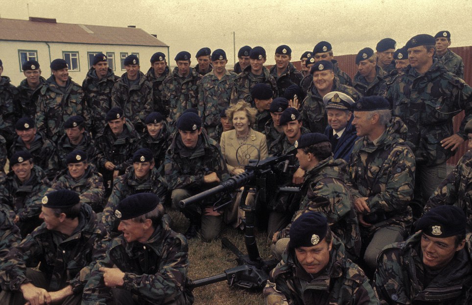 Margaret Thatcher in Falklands during the War poses with troops  GUERRE DES MALOUINES Argentine-Grande Bretagne (1982)  GUERRE  apr s 1946  ARMEE-GB Grande Bretagne  VOYAGE OFFICIEL