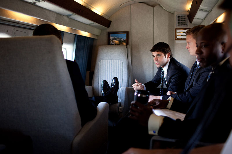 President Barack Obama is briefed by Matt Flavin, Director of Veterans and Wounded Warrior Policy, aboard Marine One enroute to the National Naval Medical Center in Bethesda, Maryland, June 1, 2009. Assistant White House press secretary Tommy Vietor and personal aide to the president Reggie Love sit at right. By White House (Pete Souza) / Maison Blanche (Pete Souza) (The Official White House Photostream) [Public domain], via Wikimedia Commons